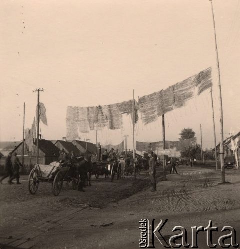 Wiosna 1942, ZSRR.
 Żołnierze niemieccy na froncie wschodnim, przemarsz jednostki Wehrmachtu.
 Fot. NN, zbiory Ośrodka KARTA, udostępnił Stanisław Blichiewicz
   
