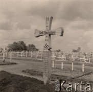 1942, ZSRR.
 Niemiecki cmentarz polowy w Rosji. Na pierwszym planie zbiorowa mogiła żołnierzy z 5 Dywizji SS „Wiking” poległych w czasie walk obronnych na linii rzeki Mius 18.02.1942 roku. Na krzyży napis „SS polegli za Wielkie Niemcy  18.2.42”.Poniżej  krzyż równoramienny łamany „Swastyka” i lista poległych - z 1 Kompanii 10 Regimentu Strzelców - kaprale SS: Hans Connert ( ur.7.02.20), Karl Schott (ur. 15.07.21); szeregowi: Franc Meierhofer (ur. 1.06.21), Arno Bartel (ur. 30.05.23); z 5 Kompanii 10 Regimentu Strzelców: plutonowy SS W. Grossklaus (ur. 30.08.13), starszy sierżant sztabowy SS Bruno Litzou (ur. 22.08.13); z 8 Kompanii 10 Regimentu Strzelców: starszy kapral SS Rudolf Joeck (ur. 29.01.10); starszy sierzant sztabowy SS Wilh[elm] Wőldin (ur. 20.06.08); z 4 Kompanii 8 Regimentu Strzelców: starszy kapral SS Joh. Weihőupt (ur. 27.10.11); z I0 Kompanii 8 Regimentu Strzelców: plutonowy SS Willi Kost (ur. 9.02.12); z I2 Kompanii 8 Regimentu Strzelców: starszy sierżant sztabowy SS Kurt Dőrr (ur. 18.02.08); z 2 Kompanii  Przeciwlotniczej 10 Regimentu Strzelców: starszy sierżant sztabowy SS Heinz Kesy  (ur. 24.09.23). Pozostałe groby nie czytelne.
 Fot. NN, zbiory Ośrodka KARTA, udostępnił Stanisław Blichiewicz
   
