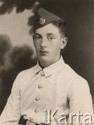 Czerwiec 1940, Warszawa Rembertów, Polska.
 Członek Organizacji RAD (Reichsarbeitsdienst, pol. Służba Pracy Rzeszy), portret w mundurze.  
 Fot. E. Iwiński, Rembertów, Al. Marszałka Piłsudskiego 60, zbiory Ośrodka KARTA, udostępnił Stanisław Blichiewicz
   
