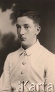 Czerwiec 1940, Warszawa Rembertów, Polska.
 Członek Organizacji RAD (Reichsarbeitsdienst, pol. Służba Pracy Rzeszy), portret w mundurze.  
 Fot. E. Iwiński, Rembertów, Al. Marszałka Piłsudskiego 60, zbiory Ośrodka KARTA, udostępnił Stanisław Blichiewicz
   
