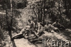 1941-1942, brak miejsca.
 Odpoczynek członków Organizacji RAD (Reichsarbeitsdienst, pol. Służba Pracy Rzeszy).
 Fot. NN, zbiory Ośrodka KARTA, udostępnił Stanisław Blichiewicz
   

