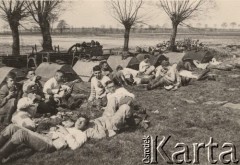 Wiosna 1942, brak miejsca.
 Członkowie Organizacji RAD (Reichsarbeitsdienst, pol. Służba Pracy Rzeszy) odpoczywają przy elementach mostu pontonowego.
 Fot. NN, zbiory Ośrodka KARTA, udostępnił Stanisław Blichiewicz
   
