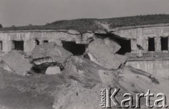 1940-1944, Beniaminów, Polska.
 Kaponiera fortu w Beniaminowie wysadzona przez Rosja.n w 1915 roku.
 Fot. NN, zbiory Ośrodka KARTA, udostępnił Stanisław Blichiewicz
   
