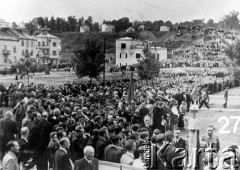 18.07.1943, Lwów, dystrykt Galicja, Generalna Gubernia.
 Uroczysta odprawa ochotników do 14 Dywizji Strzeleckiej SS 
