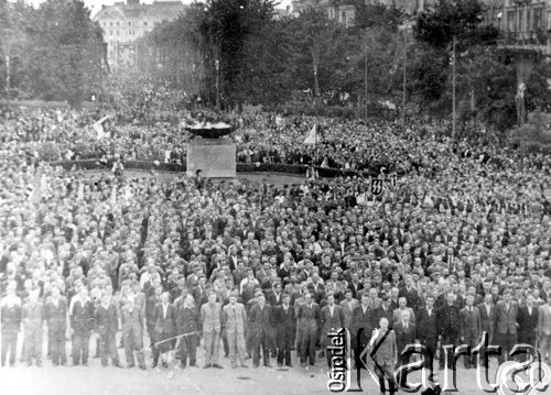 18.07.1943, Lwów, dystrykt Galicja, Generalna Gubernia.
 Uroczysta odprawa ochotników do 14 Dywizji Strzeleckiej SS 