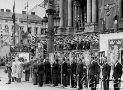 18.07.1943, Lwów, dystrykt Galicja, Generalna Gubernia.
 Trybuna przed gmachem Teatru Wielkiego, uroczysta odprawa ochotników do 14 Dywizji Strzeleckiej SS 