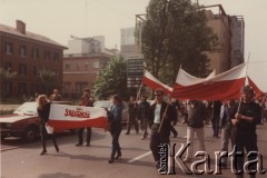 Lata 80., Włochy.
Pierwszomajowa demonstracja zorganizowana przez włoskie związki zawodowe - manifestanci z polskimi flagami na których widoczny jest napis: 