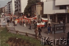 Lata 80., Włochy.
Pierwszomajowa demonstracja zorganizowana przez włoskie związki zawodowe - manifestanci z polskimi flagami na których widoczny jest napis: 