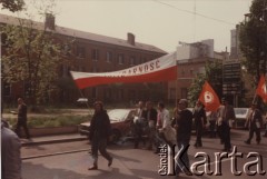 Lata 80., Włochy.
Pierwszomajowa demonstracja zorganizowana przez włoskie związki zawodowe - manifestanci z polską flagą, na której widoczny jest napis: 