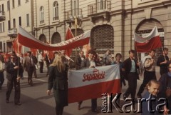 Lata 80., Włochy.
Pierwszomajowa demonstracja zorganizowana przez włoskie związki zawodowe - manifestanci z polskimi flagami, na których widoczny jest napis: 