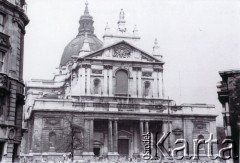 22.04.1956, Londyn, Wielka Brytania.
Antysowiecka demonstracja emigrantów z Europy Środkowo-Wschodniej,
zbiórka przed manifestacją pod budynkiem kościoła Brompton Oratory.
Fot. Zdzisław Łożyński, zbiory Ośrodka Karta, przekazane przez Zdzisława Łożyńskiego










