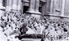 22.04.1956, Londyn, Wielka Brytania.
Antysowiecka demonstracja emigrantów z Europy Środkowo-Wschodniej,
zbiórka manifestantów przed Brompton Oratory na Brompton Road.
Fot. Zdzisław Łożyński, zbiory Ośrodka Karta, przekazane przez Zbigniewa Łożyńskiego
