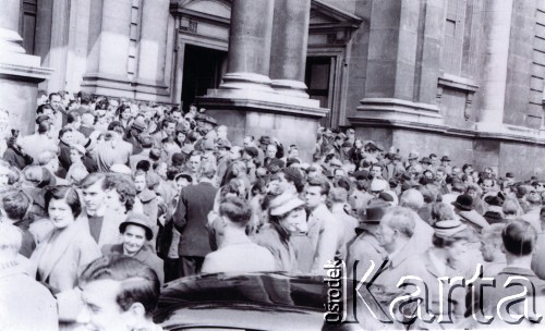 22.04.1956, Londyn, Wielka Brytania.
Antysowiecka demonstracja emigrantów z Europy Środkowo-Wschodniej,
zbiórka manifestantów przed Brompton Oratory na Brompton Road.
Fot. Zdzisław Łożyński, zbiory Ośrodka Karta, przekazane przez Zbigniewa Łożyńskiego
