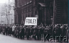 22.04.1956, Londyn, Wielka Brytania.
Antysowiecka demonstracja emigrantów z Europy Środkowo-Wschodniej,
przemarsz demonstrantów przez Westminster.
Fot. Zdzisław Łożyński, zbiory Ośrodka Karta, przekazane przez Zdzisława Łożyńskiego