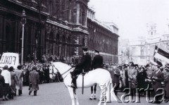 22.04.1956, Londyn, Wielka Brytania.
Antysowiecka demonstracja emigrantów z Europy Środkowo-Wschodniej,
przemarsz demonstrantów przez Whitehall Road.
Fot. Zdzisław Łożyński, zbiory Ośrodka Karta, przekazane przez Zdzisława Łożyńskiego