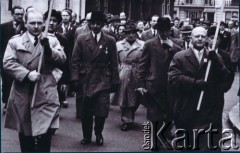 22.04.1956, Londyn, Wielka Brytania.
Antysowiecka demonstracja emigrantów z Europy Środkowo-Wschodniej,
przemarsz demonstrantów, drugi od lewej Tadeusz Bór-Komorowski.
Fot. Zdzisław Łożyński, zbiory Ośrodka Karta, przekazane przez Zdzisława Łożyńskiego