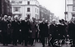 22.04.1956, Londyn, Wielka Brytania.
Antysowiecka demonstracja emigrantów z Europy Środkowo-Wschodniej,
przemarsz demonstrantów, trzeci od lewej - gen. Władysław Anders.
Fot. Zdzisław Łożyński, zbiory Ośrodka Karta, przekazane przez Zdzisława Łożyńskiego