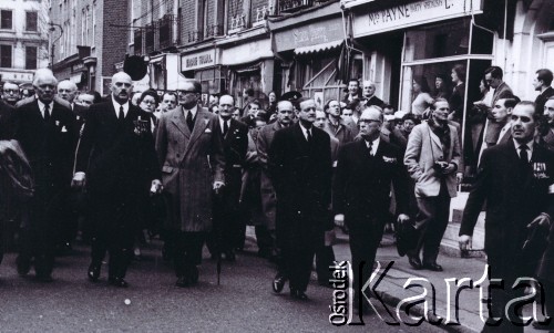 22.04.1956, Londyn, Wielka Brytania.
Antysowiecka demonstracja emigrantów z Europy Środkowo-Wschodniej,
przemarsz demonstrantów, trzeci od lewej - gen. Władysław Anders.
Fot. Zdzisław Łożyński, zbiory Ośrodka Karta, przekazane przez Zdzisława Łożyńskiego