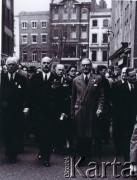 22.04.1956, Londyn, Wielka Brytania.
Antysowiecka demonstracja emigrantów z Europy Środkowo-Wschodniej,
przemarsz demonstrantów, drugi od lewej - gen. Władysław Anders.
Fot. Zdzisław Łożyński, zbiory Ośrodka Karta, przekazane przez Zdzisława Łożyńskiego