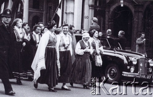 22.04.1956, Londyn, Wielka Brytania.
Antysowiecka demonstracja emigrantów z Europy Środkowo-Wschodniej,
przemarsz emigrantów z Litwy.
Fot. Zdzisław Łożyński, zbiory Ośrodka Karta, przekazane przez Zdzisława Łożyńskiego