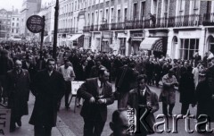 22.04.1956, Londyn, Wielka Brytania.
Antysowiecka demonstracja emigrantów z Europy Środkowo-Wschodniej,
przemarsz demonstrantów.
Fot. Zdzisław Łożyński, zbiory Ośrodka Karta,przekazane przez Zdzisława Łożyńskiego