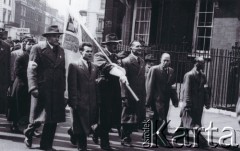 22.04.1956, Londyn, Wielka Brytania.
Antysowiecka demonstracja emigrantów z Europy Środkowo-Wschodniej,
lotnicy polscy niosący flagę.
Fot. Zdzisław Łożyński, zbiory Ośrodka Karta, przekazane przez Zdzisława Łożyńskiego