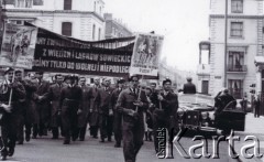22.04.1956, Londyn, Wielka Brytania.
Antysowiecka demonstracja emigrantów z Europy Środkowo-Wschodniej,
przemarsz polskich emigrantów niosących plakat przedstawiający wychudzone polskie dzieci podpisany 
