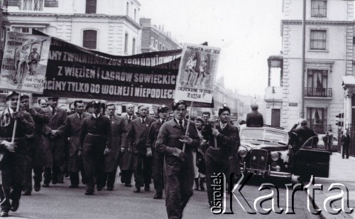22.04.1956, Londyn, Wielka Brytania.
Antysowiecka demonstracja emigrantów z Europy Środkowo-Wschodniej,
przemarsz polskich emigrantów niosących plakat przedstawiający wychudzone polskie dzieci podpisany 