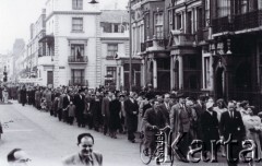 22.04.1956, Londyn, Wielka Brytania.
Antysowiecka demonstracja emigrantów z Europy Środkowo-Wschodniej,
przemarsz demonstrantów. 
Fot. Zdzisław Łożyński, zbiory Ośrodka Karta, przekazane przez Zdzisława Łożyńskiego