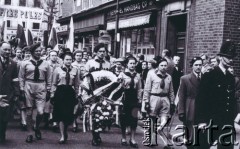 22.04.1956, Londyn, Wielka Brytania.
Antysowiecka demonstracja emigrantów z Europy Środkowo-Wschodniej,
przemarsz emigrantów z Litwy. 
Fot. Zdzisław Łożyński, zbiory Ośrodka Karta, przekazane przez Zdzisława Łożyńskiego