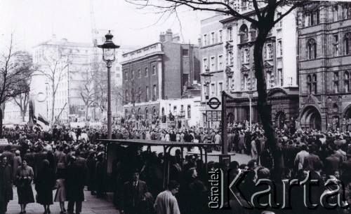 22.04.1956, Londyn, Wielka Brytania.
Antysowiecka demonstracja emigrantów z Europy Środkowo-Wschodniej,
zgromadzenie demonstrantów przy kenotafie na Whitehall Road. 
Fot. Zdzisław Łożyński, zbiory Ośrodka Karta, przekazane przez Zdzisława Łożyńskiego