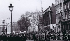 22.04.1956, Londyn, Wielka Brytania.
Antysowiecka demonstracja emigrantów z Europy Środkowo-Wschodniej,
przemarsz demonstrantów. 
Fot. Zdzisław Łożyński, zbiory Ośrodka Karta, przekazane przez Zdzisława Łożyńskiego
