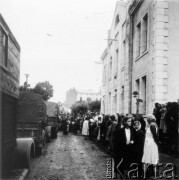 8.07.1941, Czortków, Ukraina, ZSRR.
Samochody 101 Dywizji Strzeleckiej, z prawej pochód z wiezionymi na wozach ciałami Ukraińców zamordowanych przez NKWD.
Fot. Meinrad von Ow, zbiory Ośrodka KARTA, udostępnił Bogdan Musiał