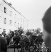 8.07.1941 (w południe), Czortków, Ukraina, ZSRR.
Wozy z trumnami Ukraińców zamordowanych przez NKWD w drodze z więzienia na cmentarz. Ukraińcy zmusili żydów, których obwiniali o denuncjację ofiar, do składania ciał do trumien i przewiezienia ich na cmentarz.
Fot. Meinrad von Ow, zbiory Ośrodka KARTA, udostępnił Bogdan Musiał