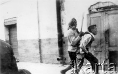 Prawdopodobnie lipiec 1941, Tarnopol, Ukraina, ZSRR.
Pogrom ludności żydowskiej po wkroczeniu wojsk niemieckich.
Fot. NN, zbiory Waltera Junga, udostępnił Bogdan Musiał
