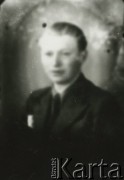 Druga połowa lat 30. do 1941, Kozienice, Polska.
Portret młodego mężczyzny w marynarce, jasnej koszuli i krawacie.
Zdjęcie wykonane w atelier fotograficznym żydowskiego fotografa Chaima Bernemana. Przed wojną zakład mieścił się w Kozienicach na rogu ulic Warszawskiej i Maciejowickiej, przed wybuchem wojny albo już w czasie niemieckiej okupacji  został przeniesiony na ulicę Lubelską 13. Cała kolekcja jest datowana na okres od drugiej połowy lat 30-tych do roku 1941, kiedy Chaim Berneman wraz z rodziną został zesłany do obozu pracy w Wolanowie. Berneman zmarł po ucieczce z obozu.
Fot. Chaim Berneman (Chaim Berman), zbiory Ośrodka KARTA