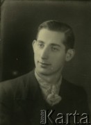 Druga połowa lat 30. do 1941, Kozienice, Polska.
Abram Dimant, kamasznik, był synem Frojma, kamasznika. Po wojnie mieszkał w Paryżu i pisał wiersze w jidysz. 
Zdjęcie wykonane w atelier fotograficznym żydowskiego fotografa Chaima Bernemana. Przed wojną zakład mieścił się w Kozienicach na rogu ulic Warszawskiej i Maciejowickiej, przed wybuchem wojny albo już w czasie niemieckiej okupacji  został przeniesiony na ulicę Lubelską 13. Cała kolekcja jest datowana na okres od drugiej połowy lat 30-tych do roku 1941, kiedy Chaim Berneman wraz z rodziną został zesłany do obozu pracy w Wolanowie. Berneman zmarł po ucieczce z obozu.
Fot. Chaim Berneman (Chaim Berman), zbiory Ośrodka KARTA