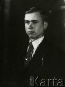 Druga połowa lat 30. do 1941, Kozienice, Polska.
Portret młodego mężczyzny w marynarce, jasnej koszuli i krawacie.
Zdjęcie wykonane w atelier fotograficznym żydowskiego fotografa Chaima Bernemana. Przed wojną zakład mieścił się w Kozienicach na rogu ulic Warszawskiej i Maciejowickiej, przed wybuchem wojny albo już w czasie niemieckiej okupacji  został przeniesiony na ulicę Lubelską 13. Cała kolekcja jest datowana na okres od drugiej połowy lat 30-tych do roku 1941, kiedy Chaim Berneman wraz z rodziną został zesłany do obozu pracy w Wolanowie. Berneman zmarł po ucieczce z obozu.
Fot. Chaim Berneman (Chaim Berman), zbiory Ośrodka KARTA