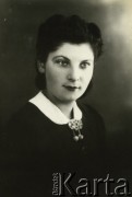 Druga połowa lat 30. do 1941, Kozienice, Polska.
Portret młodej kobiety w czarnej bluzce z białym kołnierzykiem.
Zdjęcie wykonane w atelier fotograficznym żydowskiego fotografa Chaima Bernemana. Przed wojną zakład mieścił się w Kozienicach na rogu ulic Warszawskiej i Maciejowickiej, przed wybuchem wojny albo już w czasie niemieckiej okupacji  został przeniesiony na ulicę Lubelską 13. Cała kolekcja jest datowana na okres od drugiej połowy lat 30-tych do roku 1941, kiedy Chaim Berneman wraz z rodziną został zesłany do obozu pracy w Wolanowie. Berneman zmarł po ucieczce z obozu.
Fot. Chaim Berneman (Chaim Berman), zbiory Ośrodka KARTA