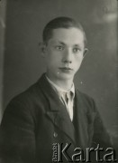 Druga połowa lat 30. do 1941, Kozienice, Polska.
Portret chłopca w marynarce i jasnej koszuli.
Zdjęcie wykonane w atelier fotograficznym żydowskiego fotografa Chaima Bernemana. Przed wojną zakład mieścił się w Kozienicach na rogu ulic Warszawskiej i Maciejowickiej, przed wybuchem wojny albo już w czasie niemieckiej okupacji  został przeniesiony na ulicę Lubelską 13. Cała kolekcja jest datowana na okres od drugiej połowy lat 30-tych do roku 1941, kiedy Chaim Berneman wraz z rodziną został zesłany do obozu pracy w Wolanowie. Berneman zmarł po ucieczce z obozu.
Fot. Chaim Berneman (Chaim Berman), zbiory Ośrodka KARTA