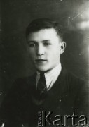 Druga połowa lat 30. do 1941, Kozienice, Polska.
Portret młodego mężczyzny w marynarce, jasnej koszuli i krawacie.
Zdjęcie wykonane w atelier fotograficznym żydowskiego fotografa Chaima Bernemana. Przed wojną zakład mieścił się w Kozienicach na rogu ulic Warszawskiej i Maciejowickiej, przed wybuchem wojny albo już w czasie niemieckiej okupacji  został przeniesiony na ulicę Lubelską 13. Cała kolekcja jest datowana na okres od drugiej połowy lat 30-tych do roku 1941, kiedy Chaim Berneman wraz z rodziną został zesłany do obozu pracy w Wolanowie. Berneman zmarł po ucieczce z obozu.
Fot. Chaim Berneman (Chaim Berman), zbiory Ośrodka KARTA