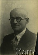 Druga połowa lat 30. do 1941, Kozienice, Polska.
Jeżeli to Mojżesz Fersztand, to jest to przedwojenny biuralista z Kozienic. Mieszkał z żoną Chają i dziećmi przy ulicy Lubelskiej 19. 
Zdjęcie wykonane w atelier fotograficznym żydowskiego fotografa Chaima Bernemana. Przed wojną zakład mieścił się w Kozienicach na rogu ulic Warszawskiej i Maciejowickiej, przed wybuchem wojny albo już w czasie niemieckiej okupacji  został przeniesiony na ulicę Lubelską 13. Cała kolekcja jest datowana na okres od drugiej połowy lat 30-tych do roku 1941, kiedy Chaim Berneman wraz z rodziną został zesłany do obozu pracy w Wolanowie. Berneman zmarł po ucieczce z obozu.
Fot. Chaim Berneman (Chaim Berman), zbiory Ośrodka KARTA