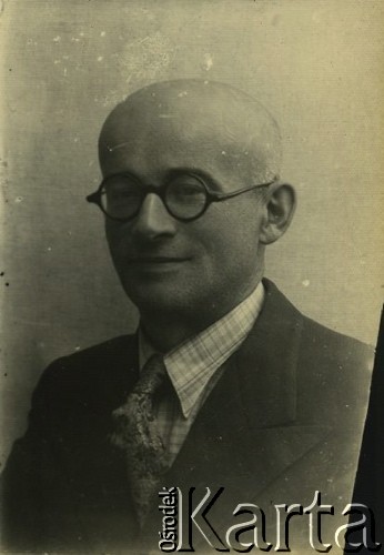 Druga połowa lat 30. do 1941, Kozienice, Polska.
Jeżeli to Mojżesz Fersztand, to jest to przedwojenny biuralista z Kozienic. Mieszkał z żoną Chają i dziećmi przy ulicy Lubelskiej 19. 
Zdjęcie wykonane w atelier fotograficznym żydowskiego fotografa Chaima Bernemana. Przed wojną zakład mieścił się w Kozienicach na rogu ulic Warszawskiej i Maciejowickiej, przed wybuchem wojny albo już w czasie niemieckiej okupacji  został przeniesiony na ulicę Lubelską 13. Cała kolekcja jest datowana na okres od drugiej połowy lat 30-tych do roku 1941, kiedy Chaim Berneman wraz z rodziną został zesłany do obozu pracy w Wolanowie. Berneman zmarł po ucieczce z obozu.
Fot. Chaim Berneman (Chaim Berman), zbiory Ośrodka KARTA