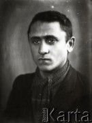 1939-1941, Kozienice, Polska.
Portret młodego mężczyzny.
Zdjęcie wykonane w atelier fotograficznym żydowskiego fotografa Chaima Bernemana. Przed wojną zakład mieścił się w Kozienicach na rogu ulic Warszawskiej i Maciejowickiej, przed wybuchem wojny albo już w czasie niemieckiej okupacji  został przeniesiony na ulicę Lubelską 13. Cała kolekcja jest datowana na okres od drugiej połowy lat 30-tych do roku 1941, kiedy Chaim Berneman wraz z rodziną został zesłany do obozu pracy w Wolanowie. Berneman zmarł po ucieczce z obozu.
Fot. Chaim Berneman (Chaim Berman), zbiory Ośrodka KARTA