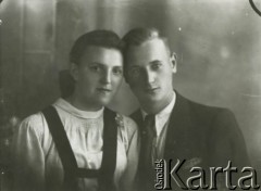 Druga połowa lat 30. do 1941, Kozienice, Polska.
Portret kobiety w białej bluzce i młodego mężczyzny w marynarce, jasnej koszuli i krawacie.
Zdjęcie wykonane w atelier fotograficznym żydowskiego fotografa Chaima Bernemana. Przed wojną zakład mieścił się w Kozienicach na rogu ulic Warszawskiej i Maciejowickiej, przed wybuchem wojny albo już w czasie niemieckiej okupacji  został przeniesiony na ulicę Lubelską 13. Cała kolekcja jest datowana na okres od drugiej połowy lat 30-tych do roku 1941, kiedy Chaim Berneman wraz z rodziną został zesłany do obozu pracy w Wolanowie. Berneman zmarł po ucieczce z obozu.
Fot. Chaim Berneman (Chaim Berman), zbiory Ośrodka KARTA