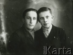 1939-1941, Kozienice, Polska.
Portret dwóch chłopców.
Zdjęcie wykonane w atelier fotograficznym żydowskiego fotografa Chaima Bernemana. Przed wojną zakład mieścił się w Kozienicach na rogu ulic Warszawskiej i Maciejowickiej, przed wybuchem wojny albo już w czasie niemieckiej okupacji  został przeniesiony na ulicę Lubelską 13. Cała kolekcja jest datowana na okres od drugiej połowy lat 30-tych do roku 1941, kiedy Chaim Berneman wraz z rodziną został zesłany do obozu pracy w Wolanowie. Berneman zmarł po ucieczce z obozu.
Fot. Chaim Berneman (Chaim Berman), zbiory Ośrodka KARTA