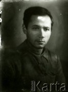 1939-1941, Kozienice, Polska.
Portret mężczyzny.
Zdjęcie wykonane w atelier fotograficznym żydowskiego fotografa Chaima Bernemana. Przed wojną zakład mieścił się w Kozienicach na rogu ulic Warszawskiej i Maciejowickiej, przed wybuchem wojny albo już w czasie niemieckiej okupacji  został przeniesiony na ulicę Lubelską 13. Cała kolekcja jest datowana na okres od drugiej połowy lat 30-tych do roku 1941, kiedy Chaim Berneman wraz z rodziną został zesłany do obozu pracy w Wolanowie. Berneman zmarł po ucieczce z obozu.
Fot. Chaim Berneman (Chaim Berman), zbiory Ośrodka KARTA