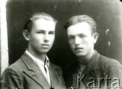 1939-1941, Kozienice, Polska.
Portret dwóch chłopców w marynarkach.
Zdjęcie wykonane w atelier fotograficznym żydowskiego fotografa Chaima Bernemana. Przed wojną zakład mieścił się w Kozienicach na rogu ulic Warszawskiej i Maciejowickiej, przed wybuchem wojny albo już w czasie niemieckiej okupacji  został przeniesiony na ulicę Lubelską 13. Cała kolekcja jest datowana na okres od drugiej połowy lat 30-tych do roku 1941, kiedy Chaim Berneman wraz z rodziną został zesłany do obozu pracy w Wolanowie. Berneman zmarł po ucieczce z obozu.
Fot. Chaim Berneman (Chaim Berman), zbiory Ośrodka KARTA