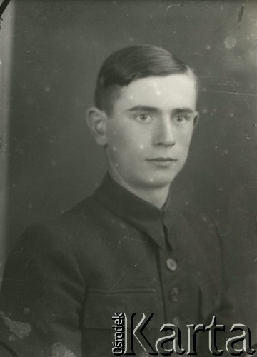 Druga połowa lat 30. do 1941, Kozienice, Polska.
Portret chłopca w ciemnym ubraniu.
Zdjęcie wykonane w atelier fotograficznym żydowskiego fotografa Chaima Bernemana. Przed wojną zakład mieścił się w Kozienicach na rogu ulic Warszawskiej i Maciejowickiej, przed wybuchem wojny albo już w czasie niemieckiej okupacji  został przeniesiony na ulicę Lubelską 13. Cała kolekcja jest datowana na okres od drugiej połowy lat 30-tych do roku 1941, kiedy Chaim Berneman wraz z rodziną został zesłany do obozu pracy w Wolanowie. Berneman zmarł po ucieczce z obozu.
Fot. Chaim Berneman (Chaim Berman), zbiory Ośrodka KARTA