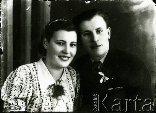 Druga połowa lat 30. do 1941, Kozienice, Polska.
Portret młodej kobiety i mężczyzny.
Zdjęcie wykonane w atelier fotograficznym żydowskiego fotografa Chaima Bernemana. Przed wojną zakład mieścił się w Kozienicach na rogu ulic Warszawskiej i Maciejowickiej, przed wybuchem wojny albo już w czasie niemieckiej okupacji  został przeniesiony na ulicę Lubelską 13. Cała kolekcja jest datowana na okres od drugiej połowy lat 30-tych do roku 1941, kiedy Chaim Berneman wraz z rodziną został zesłany do obozu pracy w Wolanowie. Berneman zmarł po ucieczce z obozu.
Fot. Chaim Berneman (Chaim Berman), zbiory Ośrodka KARTA